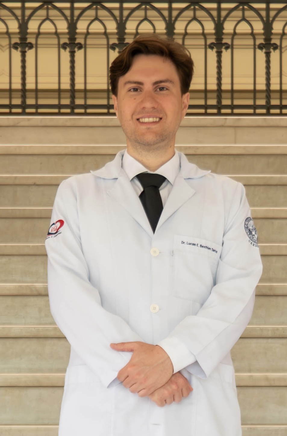 Retrato do Dr. Lucas E. Benthien Santos, cardiologista, vestindo jaleco branco